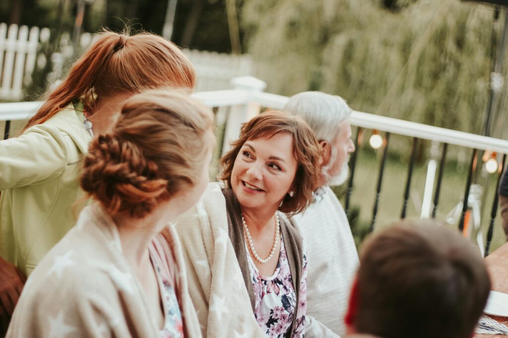 demencija - starija žena u društvu porodice